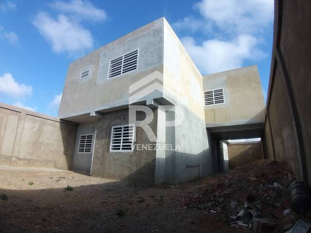 Casa de dos o más pisos para Venta en Punto Fijo - 4